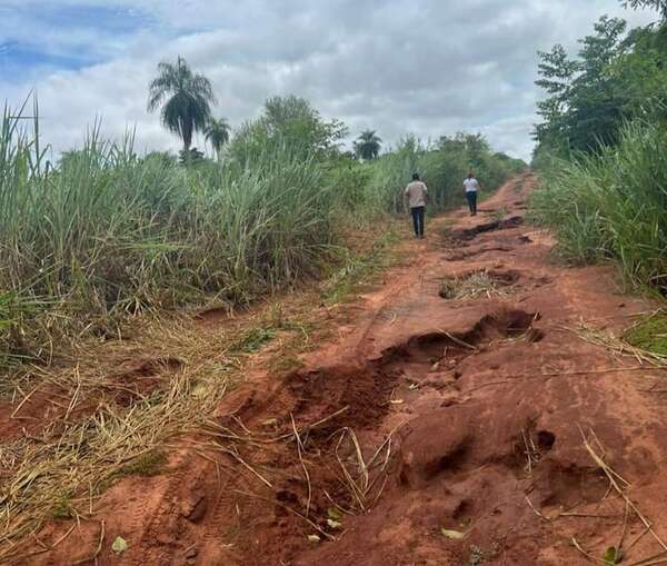 Santaní: docentes preocupados por falta de caminos para llegar a sus lugares de trabajo - Nacionales - ABC Color