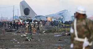 La Nación / Detienen a pilotos de avión accidentado