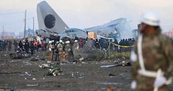 La Nación / Detienen a pilotos de avión accidentado