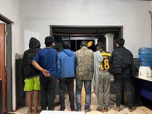 Violenta riña familiar termina con seis detenidos y policías heridos en Capitán Miranda