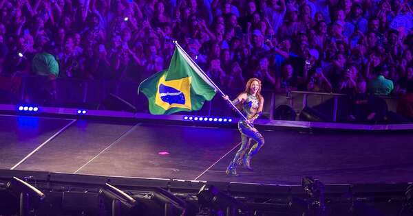 La Nación / “Lobacabana”: Shakira enloqueció a dos millones de asistentes en la playa de Rio