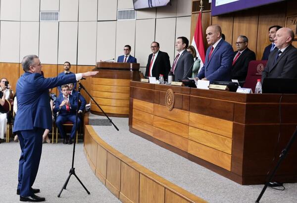 Juramento de Liseras abre fuerte controversia jurídica y política por presunta incompatibilidad constitucional