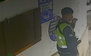 Policía fue apartado de sus funciones: video lo muestra fumando un cigarrillo, presumiblemente de marihuana