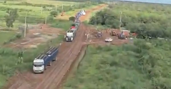 Camioneros siguen atrapados en el Chaco: más de 15 días varados en un mar de barro - ADN Digital