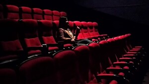 Miedo a la soledad: ir al cine o a cenar sin compañía ¿es una señal de fracaso social?