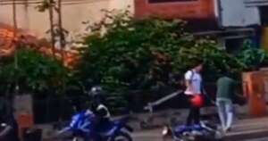 La Nación / Piden ayuda para identificar al motociclista que hirió a joven con una botella