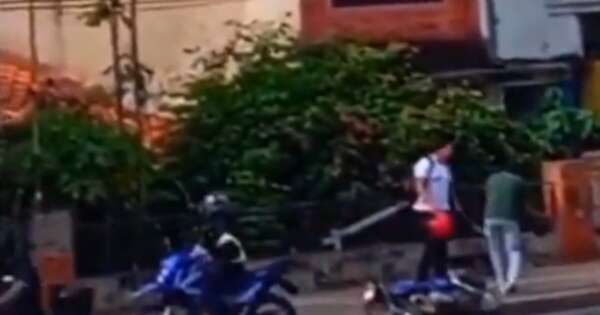 La Nación / Piden ayuda para identificar al motociclista que hirió a joven con una botella