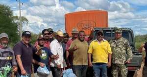 La Nación / Gobierno asiste a camioneros varados por lluvias en el Chaco