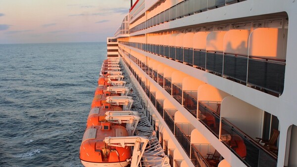 Dos muertos por un foco de síndrome respiratorio agudo en crucero que navega por el Atlántico