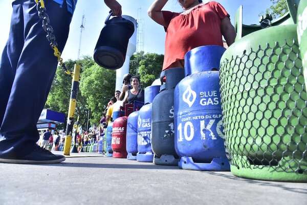 Otro golpe al bolsillo: Desde mañana sube precio del gas - Economía - ABC Color