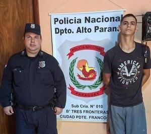 Madre entrega a su hijo acusado de hurto en una Unidad de Salud Familiar