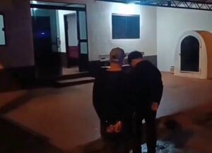 Capturan a dos jóvenes tras violento asalto a chofer de plataforma en Ciudad del Este