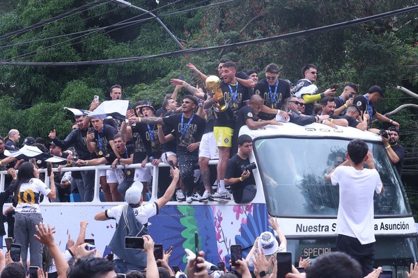 Popular / GALERÍA) ¡Así fue el festejo de los olimpistas por las calles de Asunción!