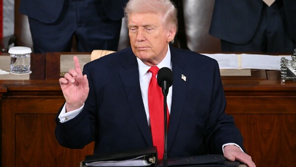 Trump dice que EEUU escoltará barcos a través del estrecho de Ormuz desde el lunes