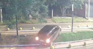 Diario HOY | Conductor cruzó el paseo central y atropelló bolardos de la bicisenda en San Lorenzo