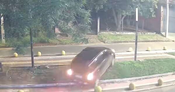 Diario HOY | Conductor cruzó el paseo central y atropelló bolardos de la bicisenda en San Lorenzo