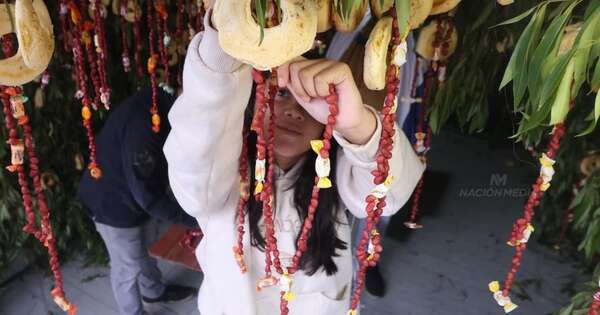 La Nación / Kurusu Ára, tradición que sigue, con chipas y rosarios de maní