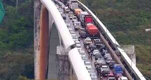 La Nación / Preocupa que menores crucen solos el puente