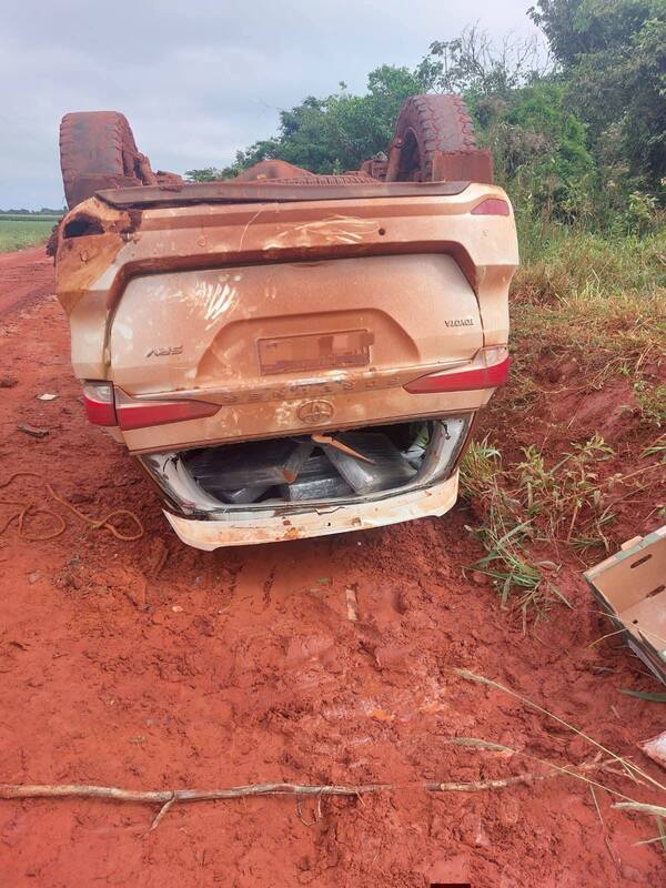 Persecución culminó con camioneta volcada con carga de marihuana
