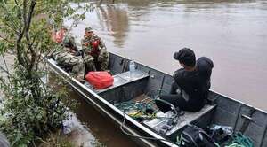 Dos pescadores desaparecieron tras vuelco de deslizadora en el río Aguaray - Noticiero Paraguay