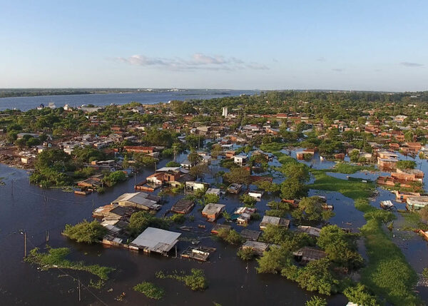 Alerta amarilla: crecida del río Paraguay pone en riesgo a decenas de familias en Asunción