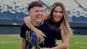 Popular / (GALERÍA) ¡Novia pyahu de Richard Sánchez entró a la cancha a festejar!