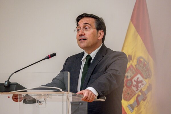 Albares viaja este lunes a Italia y al Vaticano para reforzar relaciones y abordar la visita del Papa