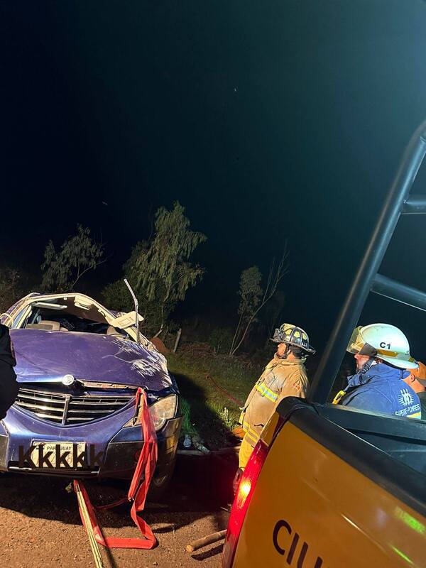 Vuelco de vehículo deja dos hermanos fallecidos en Villarrica - trece
