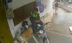 Policía es apartado tras ser captado consumiendo marihuana en el Mercado 4 - OviedoPress