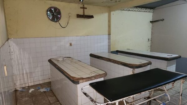 Usan la morgue del hospital como baño y motel, denuncian