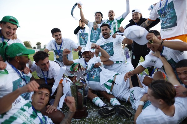 Racing celebra su primer título profesional tras 107 años