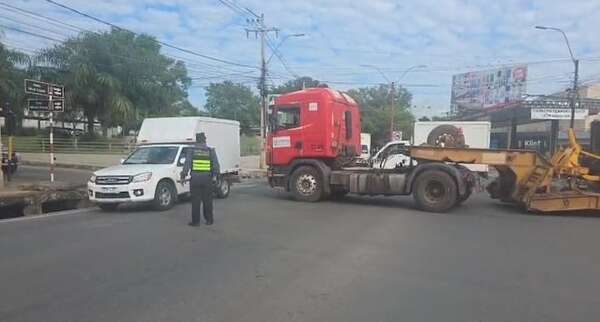 Camión con desperfectos genera gran embotellamiento en “Curva de la muerte”  - Nacionales - ABC Color