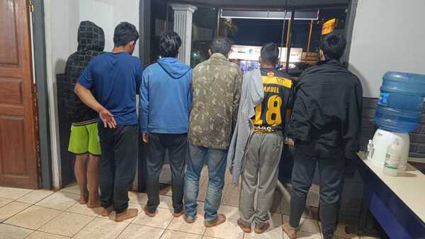 Un papá y sus 5 hijos fueron detenidos tras pelear por comida