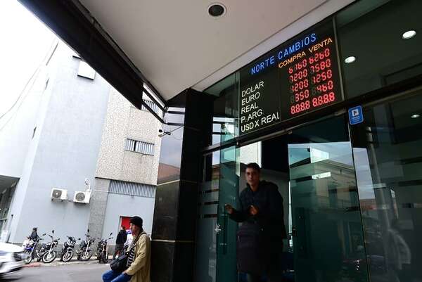 Desplome del dólar en Paraguay: ¿por qué preocupa a las casas de cambio? - Economía - ABC Color