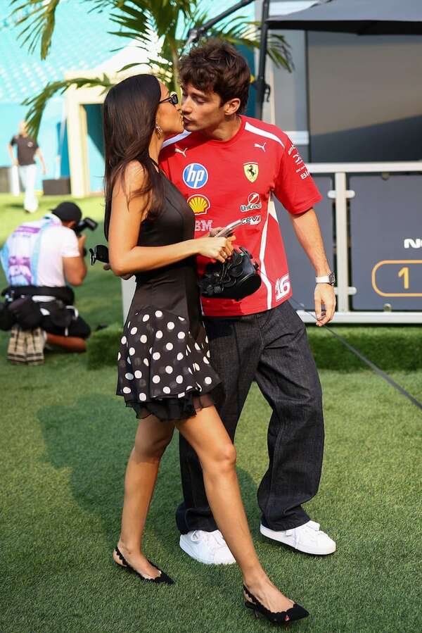 Charles Leclerc y Alexandra Saint Mleux, enamorados y muy bien acompañados del “salchicha” Leo - Gente - ABC Color