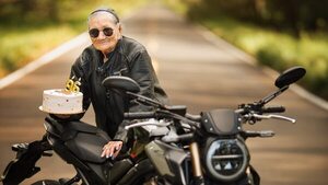 Abuela llegó a los 96 como una verdadera “motomami”