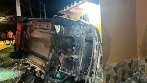 Conductor sin licencia choca contra una vivienda y vuelca en Atyrá