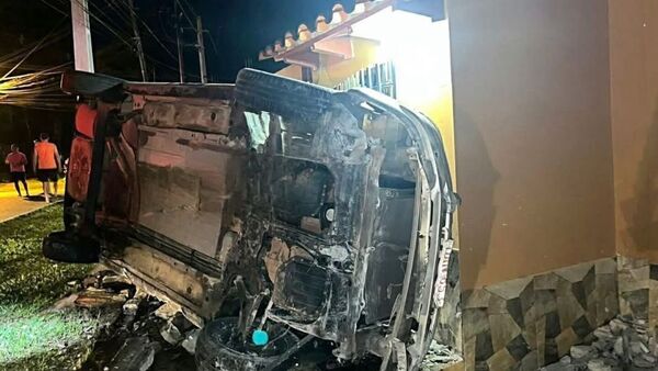 Conductor sin licencia choca contra una vivienda y vuelca en Atyrá