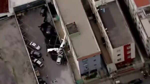 Video: Dos muertos y tres heridos al estrellarse una avioneta contra un edificio en Brasil