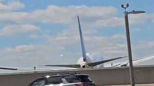 Video: Un avión choca contra un camión al aterrizar en un aeropuerto en EEUU