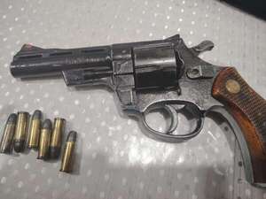 Alumna encontró un arma de fuego en su aula y apuntan al guardia  - Policiales - ABC Color