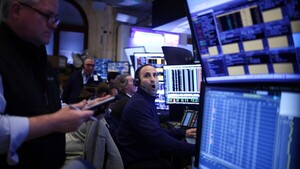 Wall Street cierra en rojo mientras se dispara el precio del petróleo por la guerra en Irán