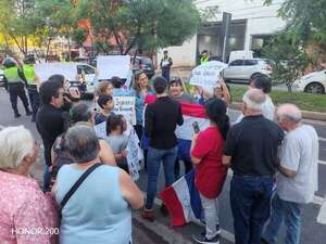 Vecinos protestan contra obra del MOPC que inunda cinco barrios sobre Mariscal López - Nacionales - ABC Color