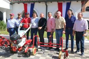 Fuerte tinte proselitista en acto de entrega de implementos en Ñeembucú  - Nacionales - ABC Color