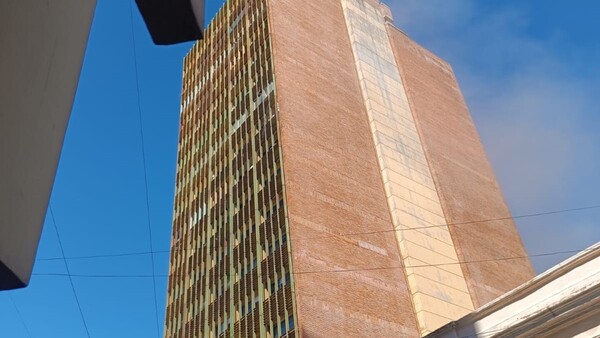 Video: Incendio de grandes proporciones afecta a edificio del microcentro de Asunción