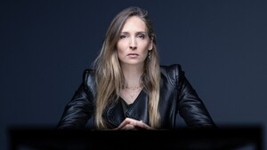Una ex modelo acusa a un cazatalentos francés de captarla para Epstein