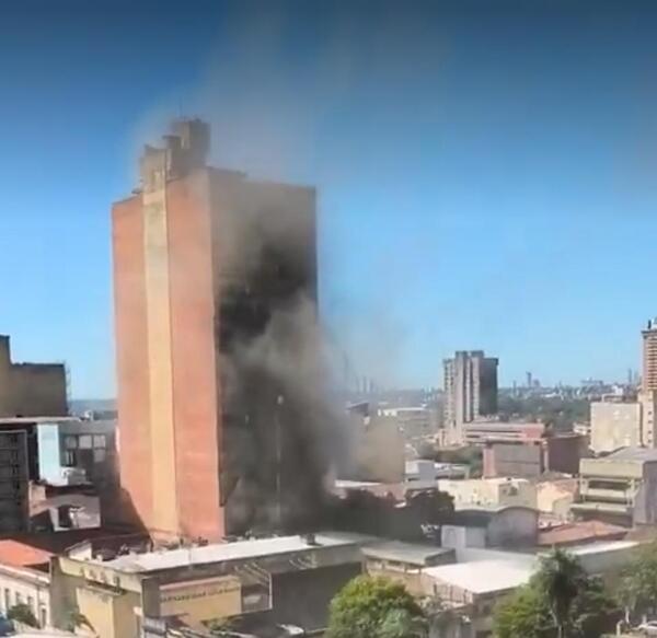 Incendio de gran magnitud en Asunción deja personas atrapadas y obliga a masiva evacuación - ADN Digital