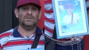 Papá del pequeño Tobías se encadenó frente a la Fiscalía: "Soy un muerto en vida"
