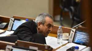 Yamil Esgaib se niega a mostrar su título y responde ofuscado a cronista