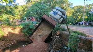 Colapsa histórico puente en Santo Rey tras paso de camión con carga - Concepción al Día
